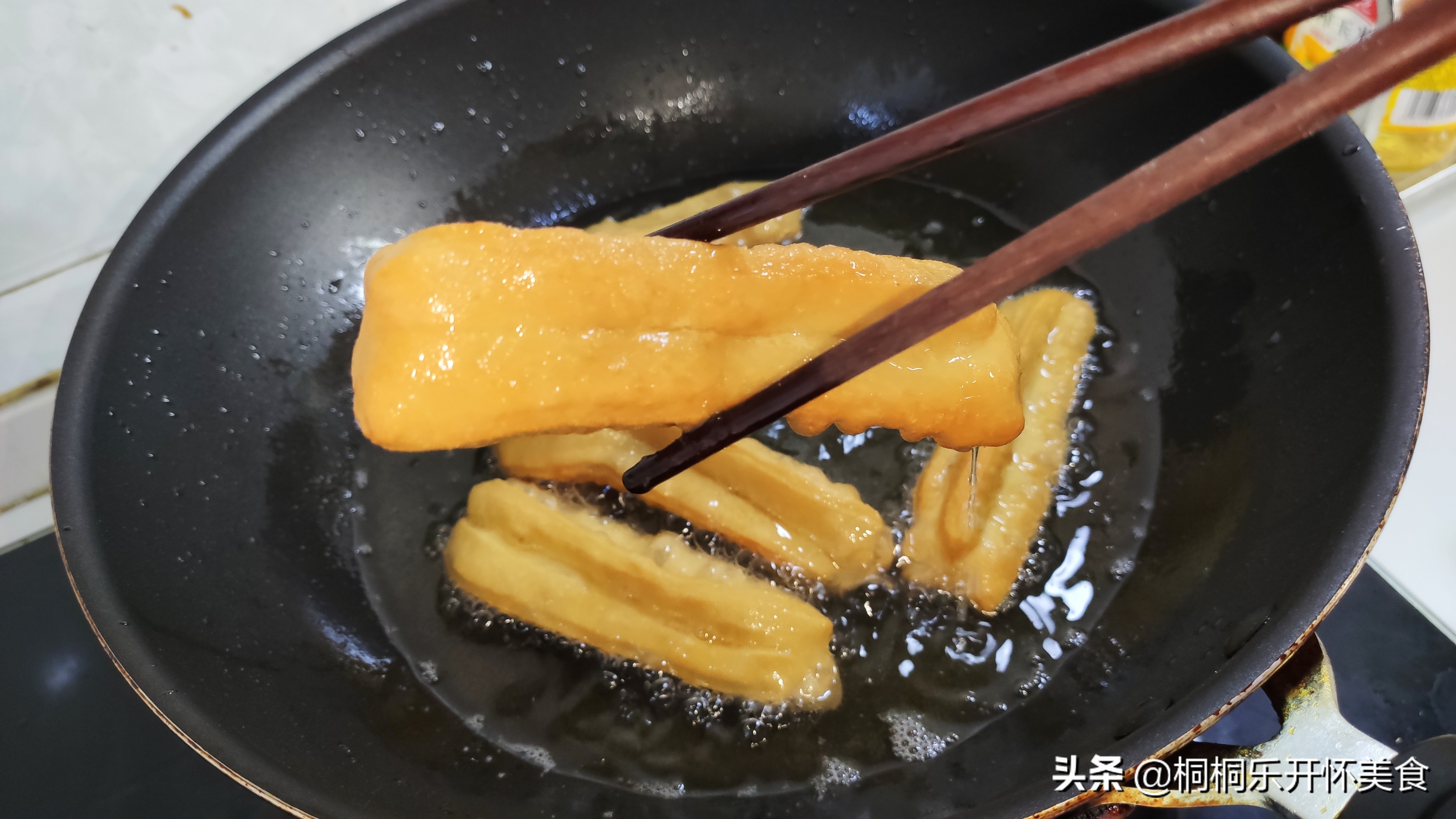 无矾油条怎么做到蓬松酥脆,自制油条蓬松酥软冷藏一夜