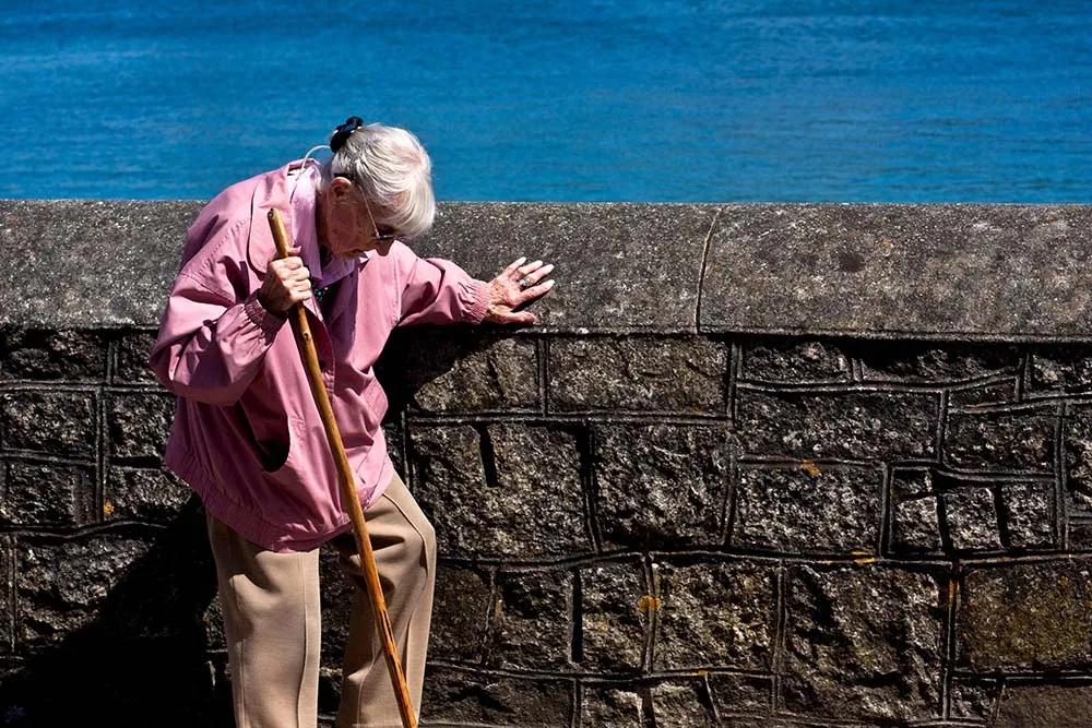 老年人体弱无力该怎么办,老年人全身无力总摔倒什么病