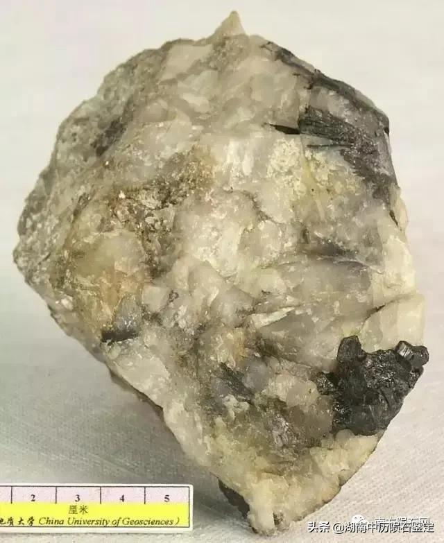 月球陨石与地球矿石的区别,月球陨石和矿石有什么区别