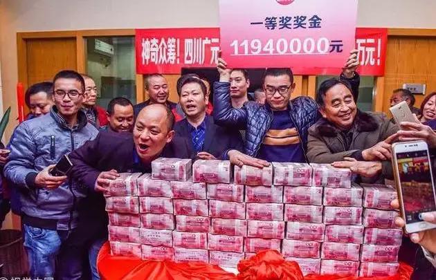 20人合买双色球中五千万,4元命中双色球1082万大奖