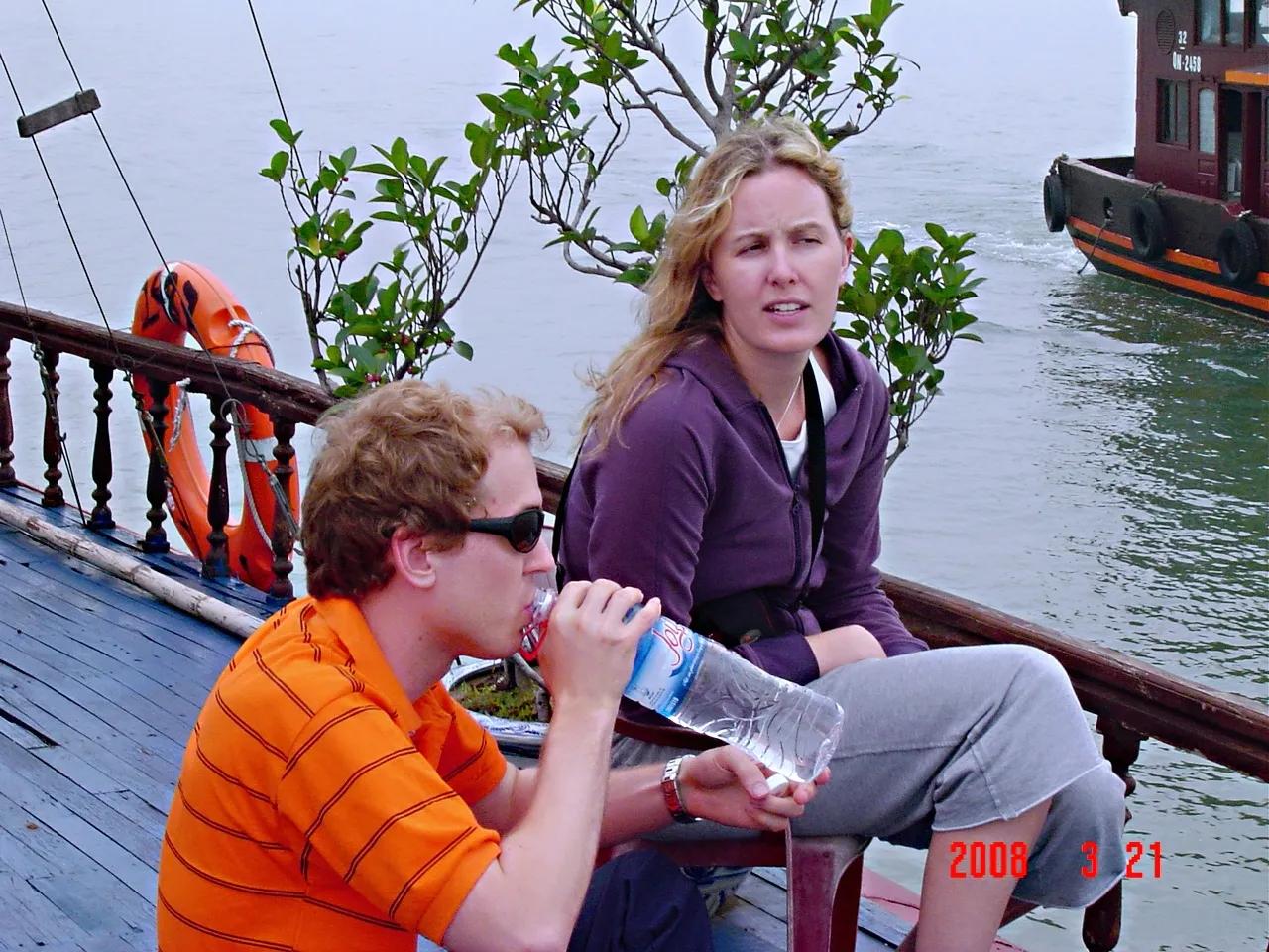 和欧美游客同船参加下龙湾一日游