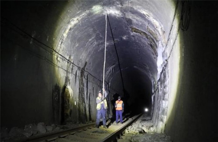 新春走基层风雪中的温暖守护,新春走基层坚守冰雪保供电