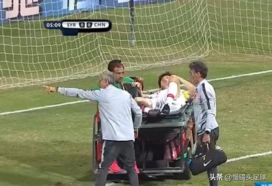 中国男足2-1泰国武磊三次错失单刀,武磊攻破巴萨球门全场高呼武磊