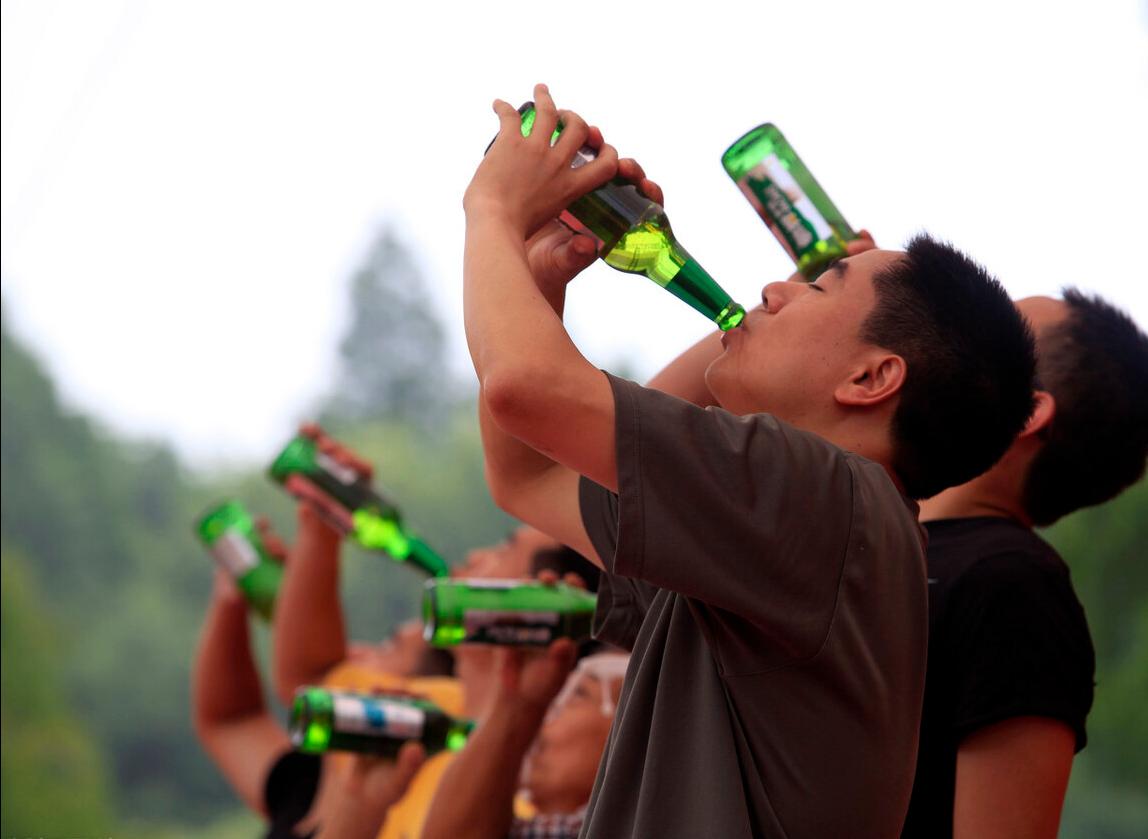 嘴唇有裂纹正常吗,嘴唇出现白色斑块但没感觉