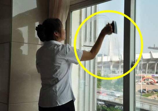 玻璃擦不干净是怎么处理,玻璃清洁妙招不用擦
