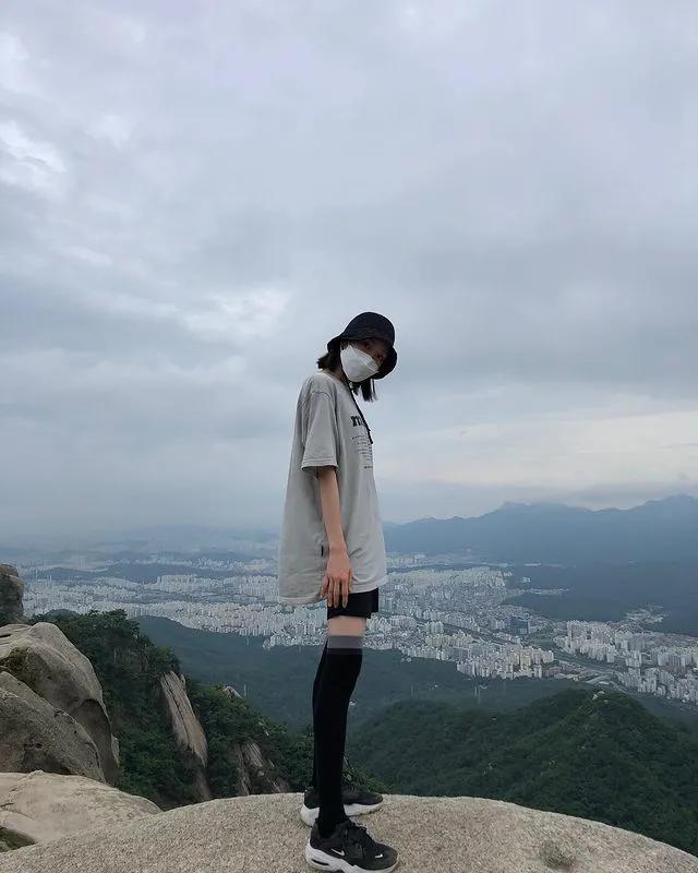 杨幂穿连体短裤时尚大片,杨幂现身粉色风衣配短裤