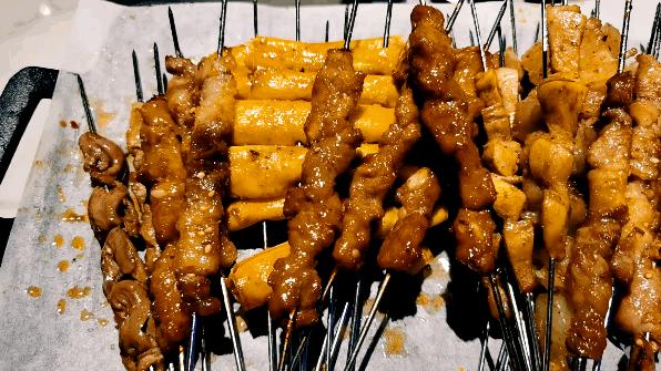 哈尔滨有上百家串店，凭什么他家天天排队，好像吃串不要钱似的！