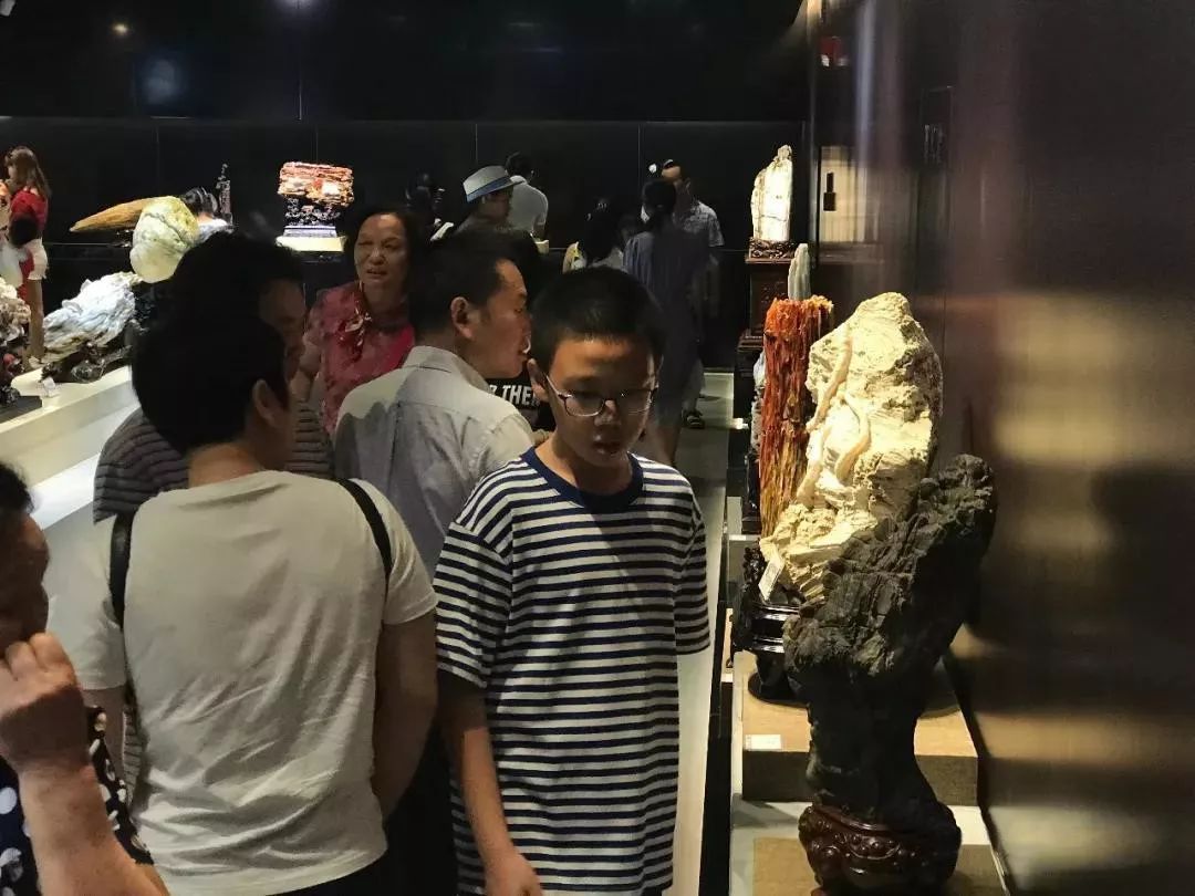 深圳红立方奇石展馆——城市中的一片自然