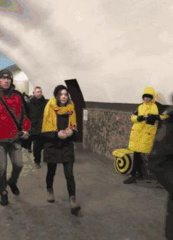 俄罗斯小哥花式送外卖,俄罗斯小哥花式送餐