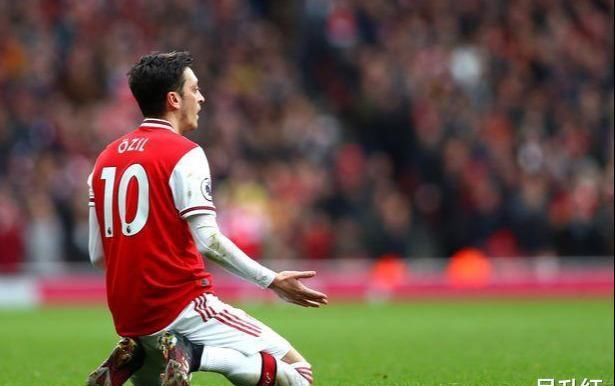 穿10号球衣的中场有几人,身披10号战袍球员