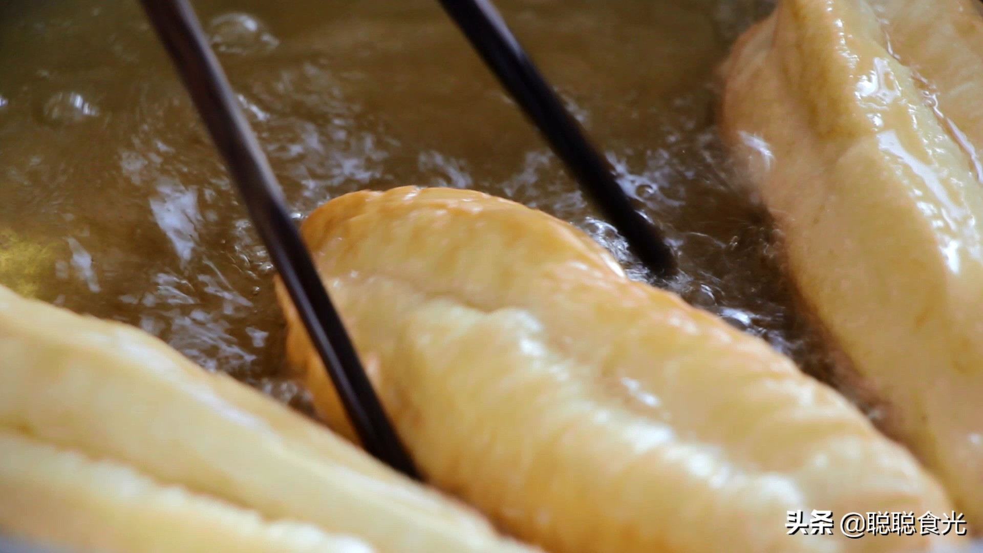 油条怎么炸没有酵母粉,炸油条什么面粉炸出来最酥脆蓬松