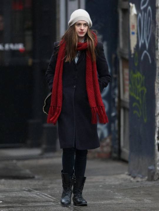 提升穿搭氛围感的秋冬围巾推荐,冬季红色羊绒围巾怎么搭配