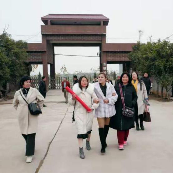 一杯好酒•与众不同洛阳蔡州商会到洛阳古洛酒铺生产基地走访调研