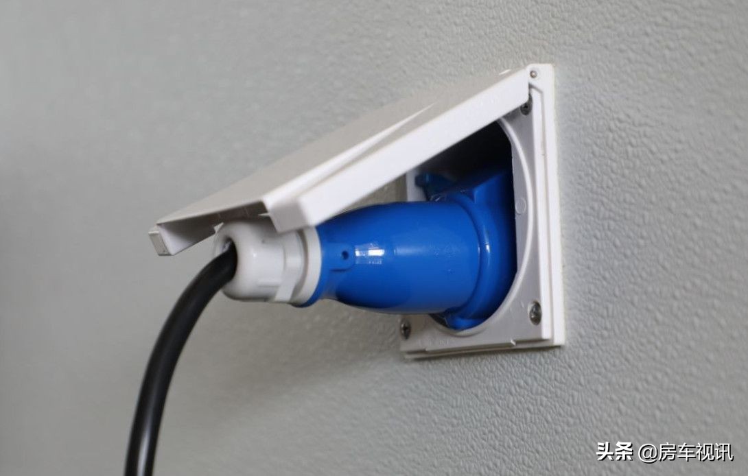 没有额头的皮卡房车,没有额头的背驮房车