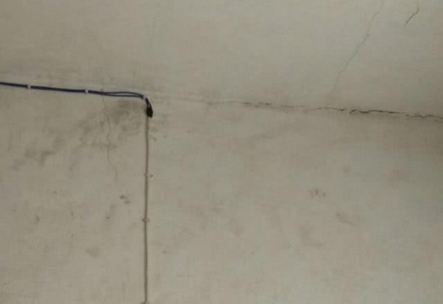 墙面开裂怎么补救的最佳方法,家里的墙裂缝大最好处理办法