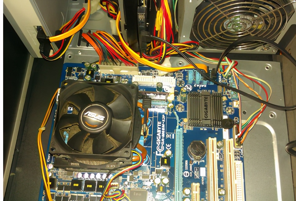 显示屏幕不亮是什么原因,计算机不亮怎么回事