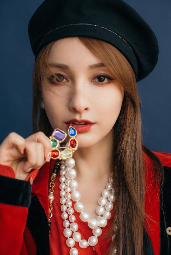 吴昕惊艳装扮,吴昕拼色贝雷帽