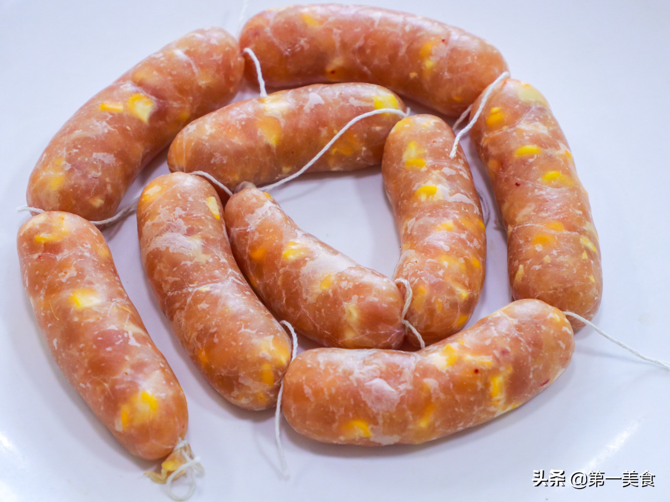 自制香肠的做法及配方要风干多久,看完香肠的制作过程你还敢吃吗