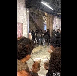 优衣库联名t恤疯抢事件,优衣库抢t恤