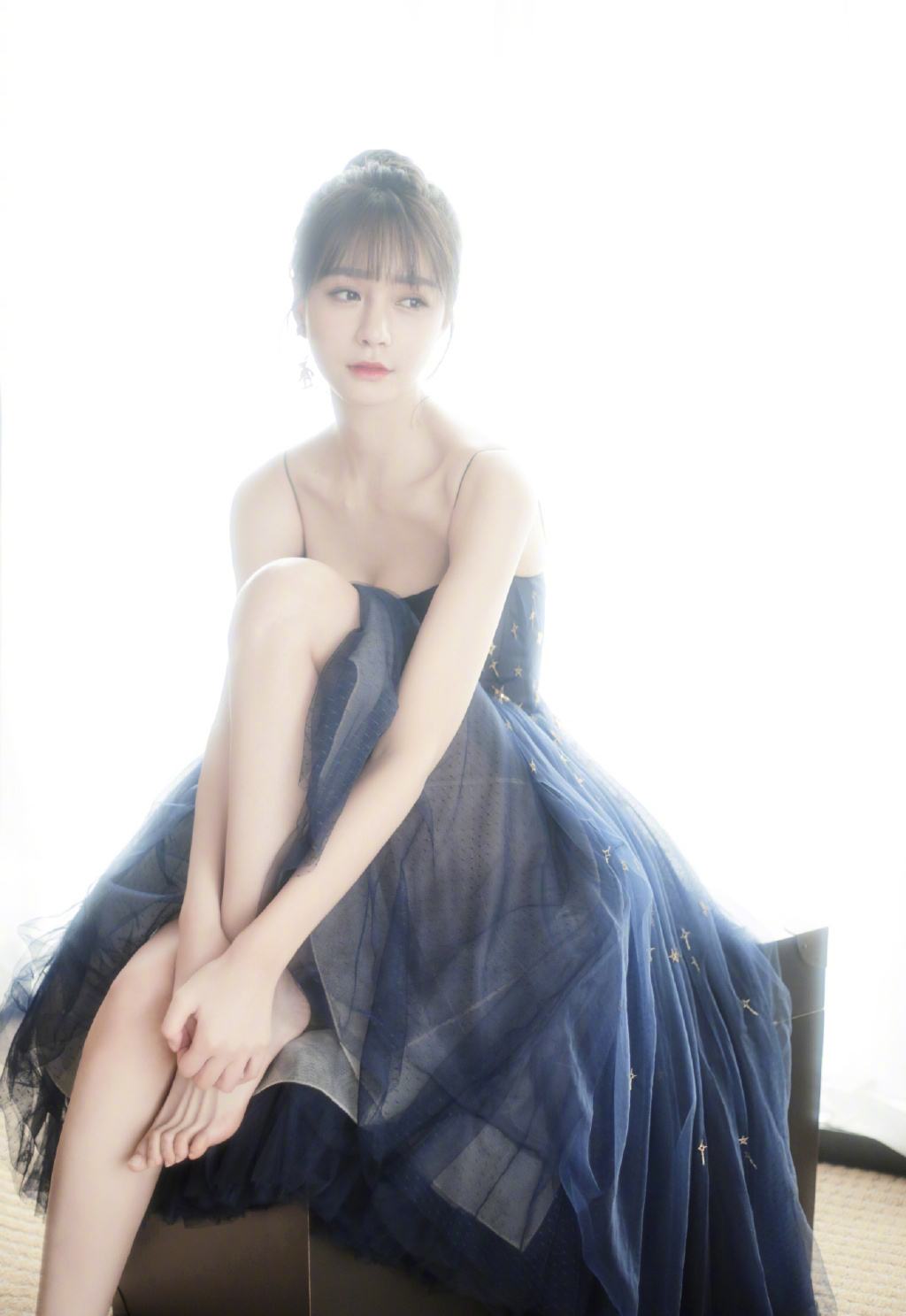 沈梦辰穿短款上衣秀小蛮腰,沈梦辰穿粉色外套配破洞牛仔裤