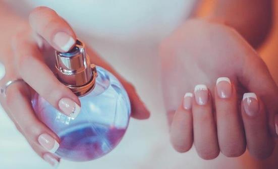 香水喷衣服多了怎么让味道变淡,香水除衣服异味的正确喷法