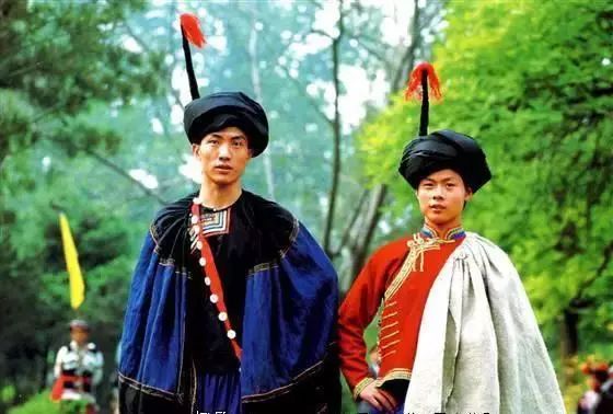 彝族民族服饰视频,彝族服饰惊艳