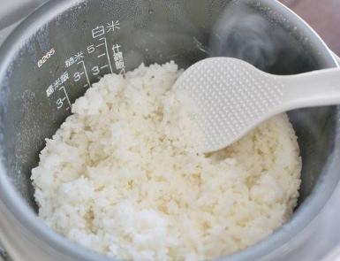 蒸甜米饭夹生怎么补救,蒸饭柜夹生米饭补救的方法