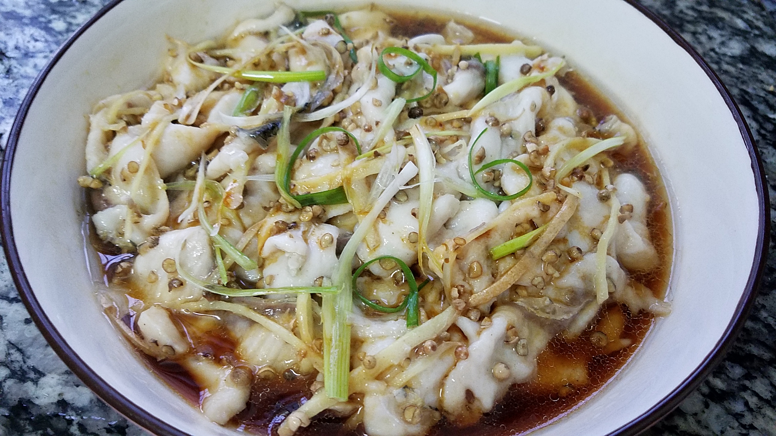 怎么炖草鱼好吃又简单家常做法,草鱼怎么炖好吃又简单家常做法