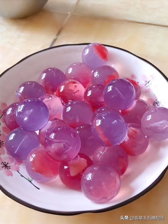 大学生暑假打工赚了6800,给母亲买礼物却被无良主播骗去买假玉