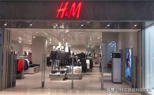 年轻人摆摊被大爷怒骂,大爷吐槽在hm店购物的年轻人