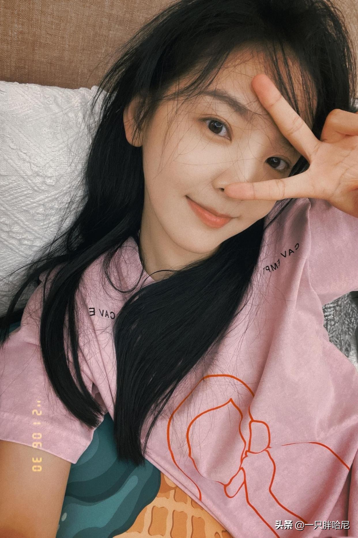 脸黄染什么头发好看又显得年轻,黄头发颜色减龄显白