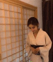 搞笑gif段子妹子有点太淘气了,搞笑gif妹子你又调皮了