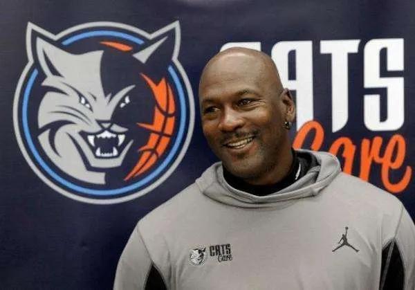 猫王华莱士拜纳姆,杰拉德华莱士被肘击视频