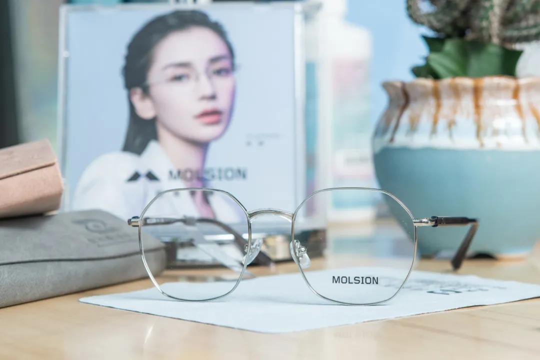 蔡司依视路眼镜店一般打几折,眼镜店蔡司依视路几折