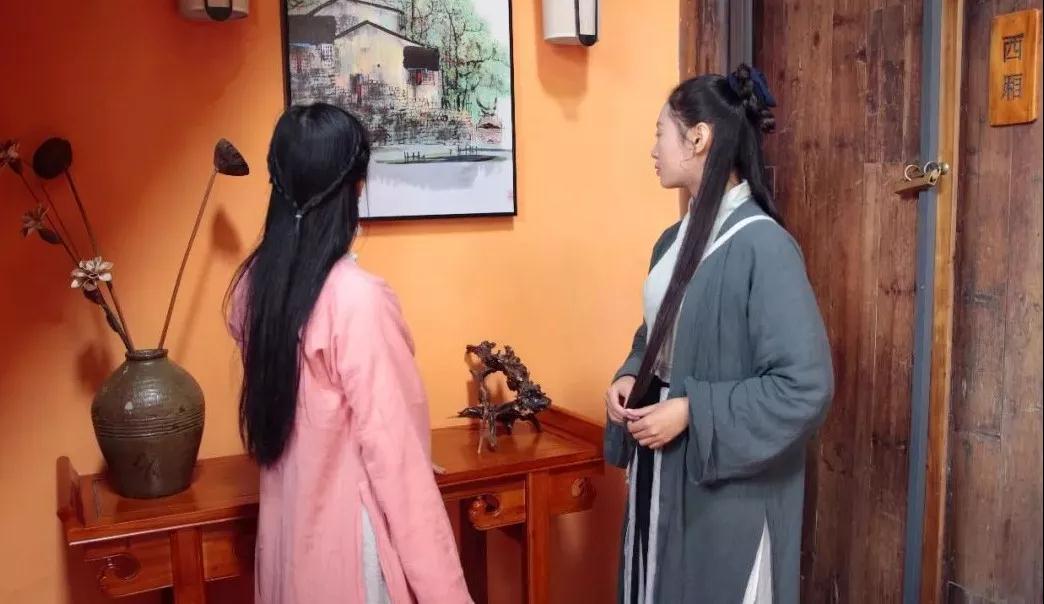 山崖上的徽派民宿,民宿古香古色的徽派民宿