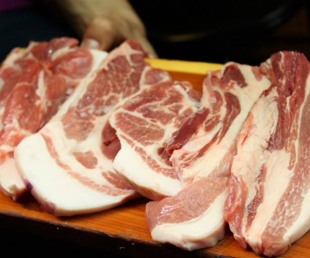 黑猪肉比普通猪肉好吗,黑肉土鸡营养价值