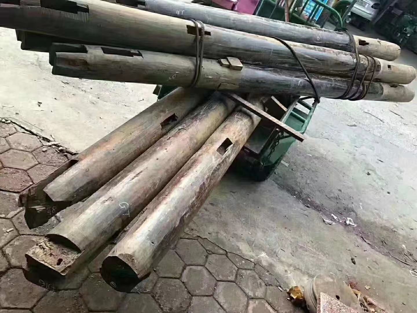 老挝大红酸枝是国标红木吗,红木和大红酸枝有什么区别