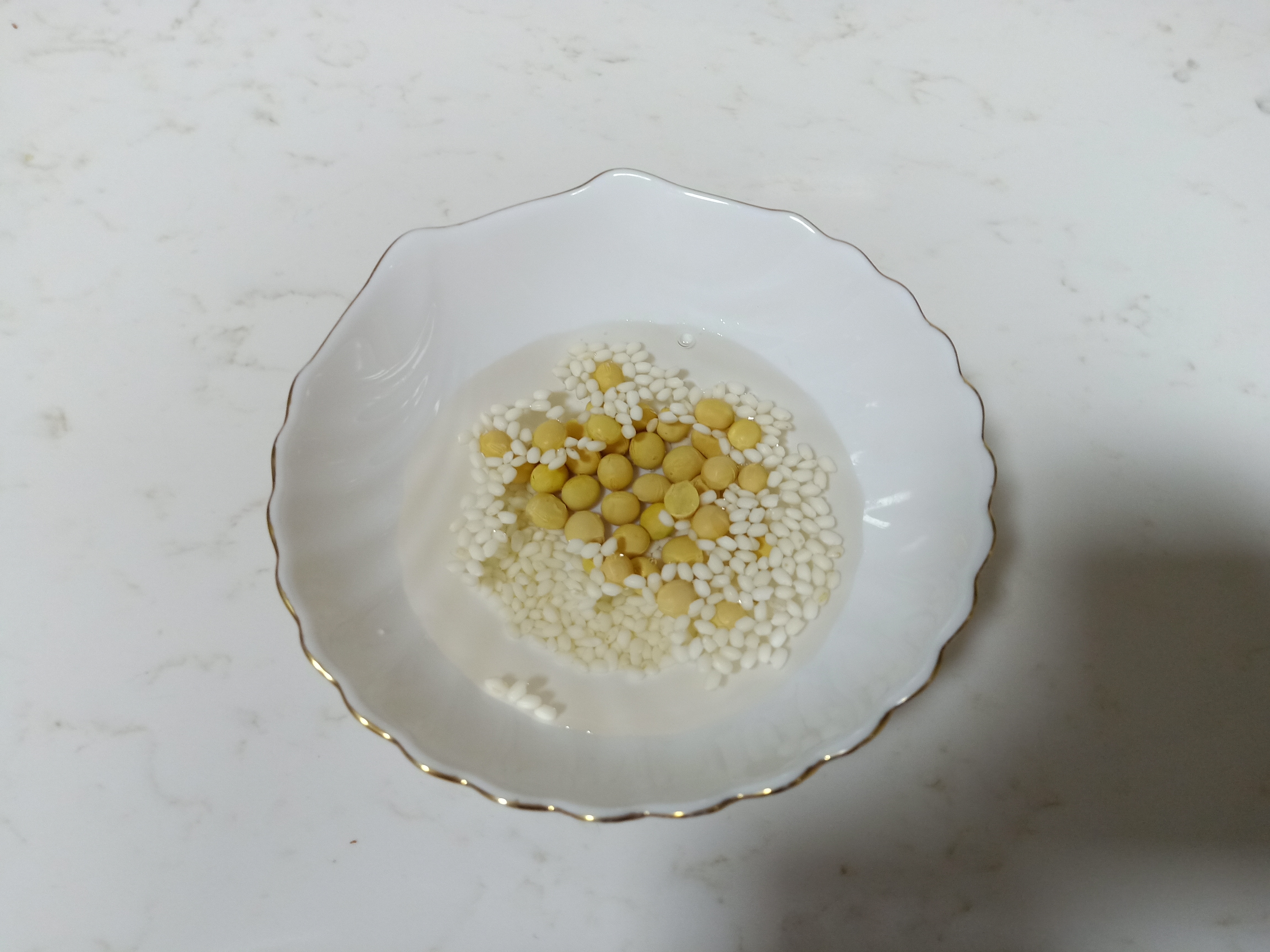 打出来的豆浆有很多泡泡是没熟吗,打豆浆之前豆子要煮吗