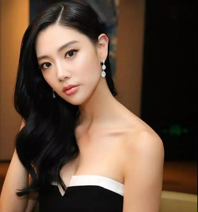 32岁的李成敏被称为亚洲第一美女,亚洲第一美女李成敏西装造型