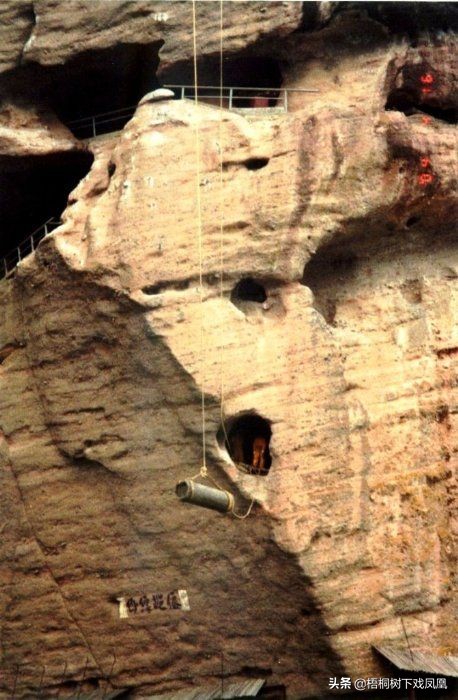 悬崖绝壁的坟墓是怎么修建的,悬崖峭壁上的棺材是怎么上去的