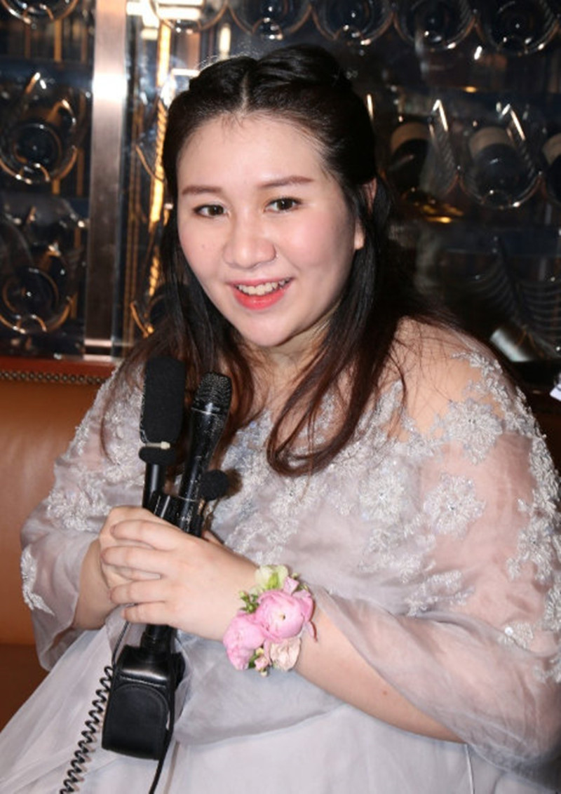 何超盈伴娘,何超盈婚礼裙