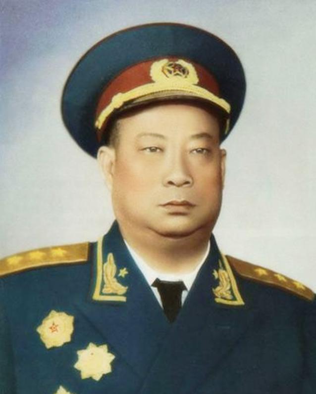 1955年授衔时，十二大军区的司令员都是谁，他们被授予了什么军衔