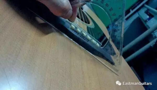 塔卡米尼吉他面板鼓起,吉他面板鼓起要松弦吗