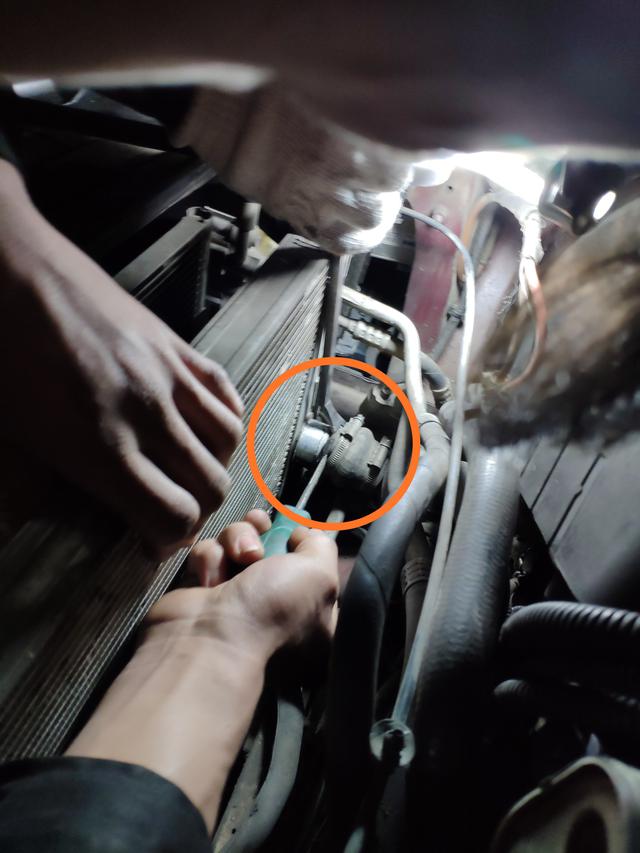 8年的宝马GT水泵和水箱漏水，看到拆下来的水箱车主有些吃惊