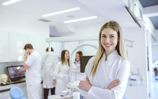 一口黄牙怎么办？10年牙科医生教你怎么拥有一口亮白美牙