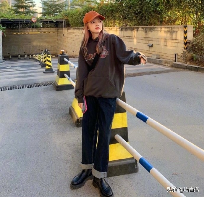 什么时候穿卫衣加外套好看,今年卫衣怎么穿更时髦