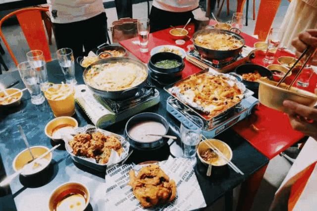 广州爆火的韩国年糕火锅 (韩国美食一条街部队火锅)