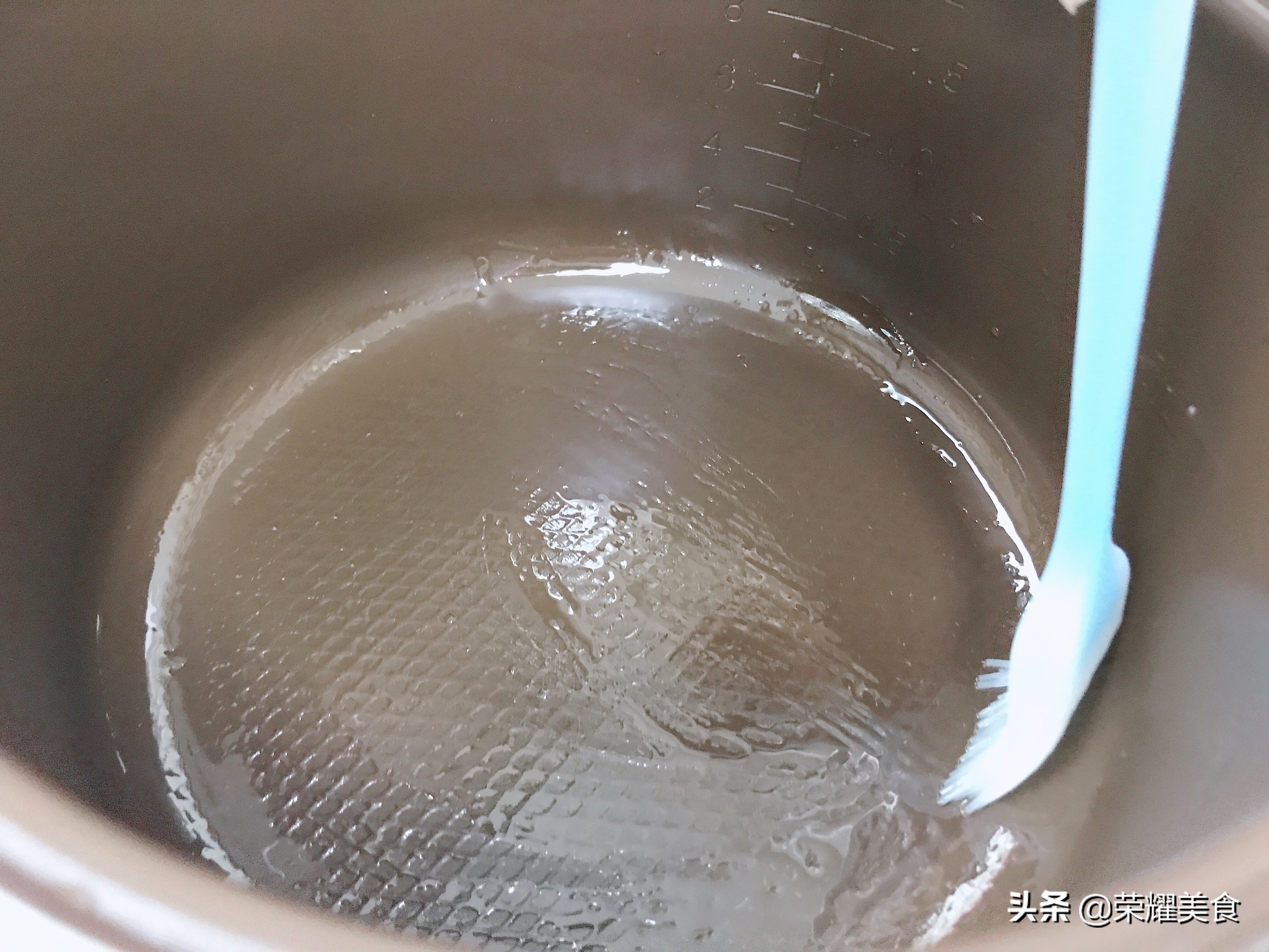 电饭煲做蛋糕简单好吃不用搅拌机,教你用电饭煲做蛋糕方法一学就会