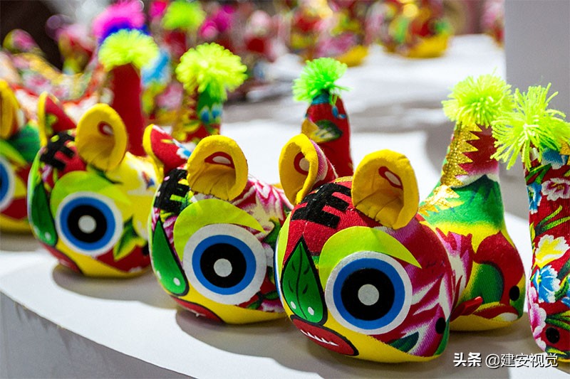 布老虎保平安，黎民百姓每逢喜事送“老虎”，雌雄配对有讲究