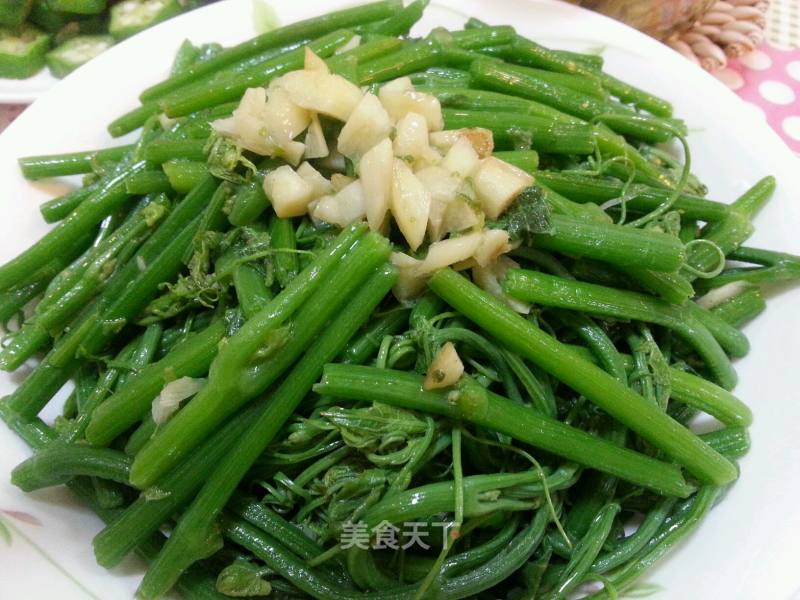 佛手瓜瓜形如两掌合十，有祝福之意，深受人们喜爱